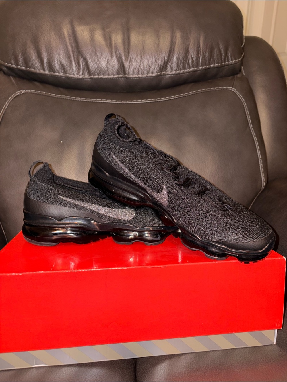 Nike Men’s Black Flyknit VaporMax with Dark Gray Swoosh - Picture 2 of 4